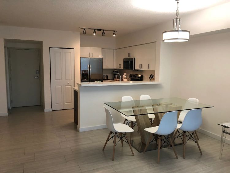 Sala e cozinha de apartamento em Miami