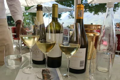 Mesa com vinhos e taças da vinícola Delaire Graff em Stellenbosch
