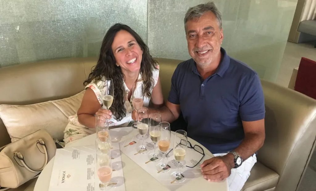 Casal brindando em vinícola em Stellenbosch
