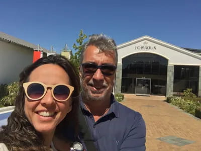 Casal em frente a vinícola J C Le Roux em Stellenbosch