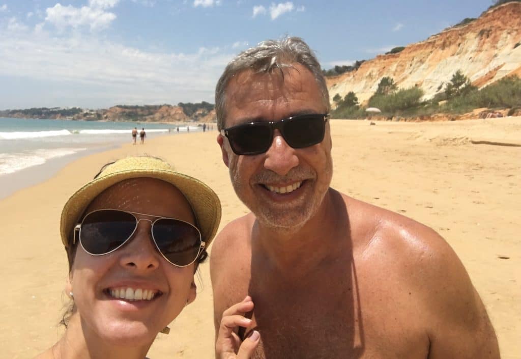 Casal sorrindo na Praia da Falésia, no Algarve