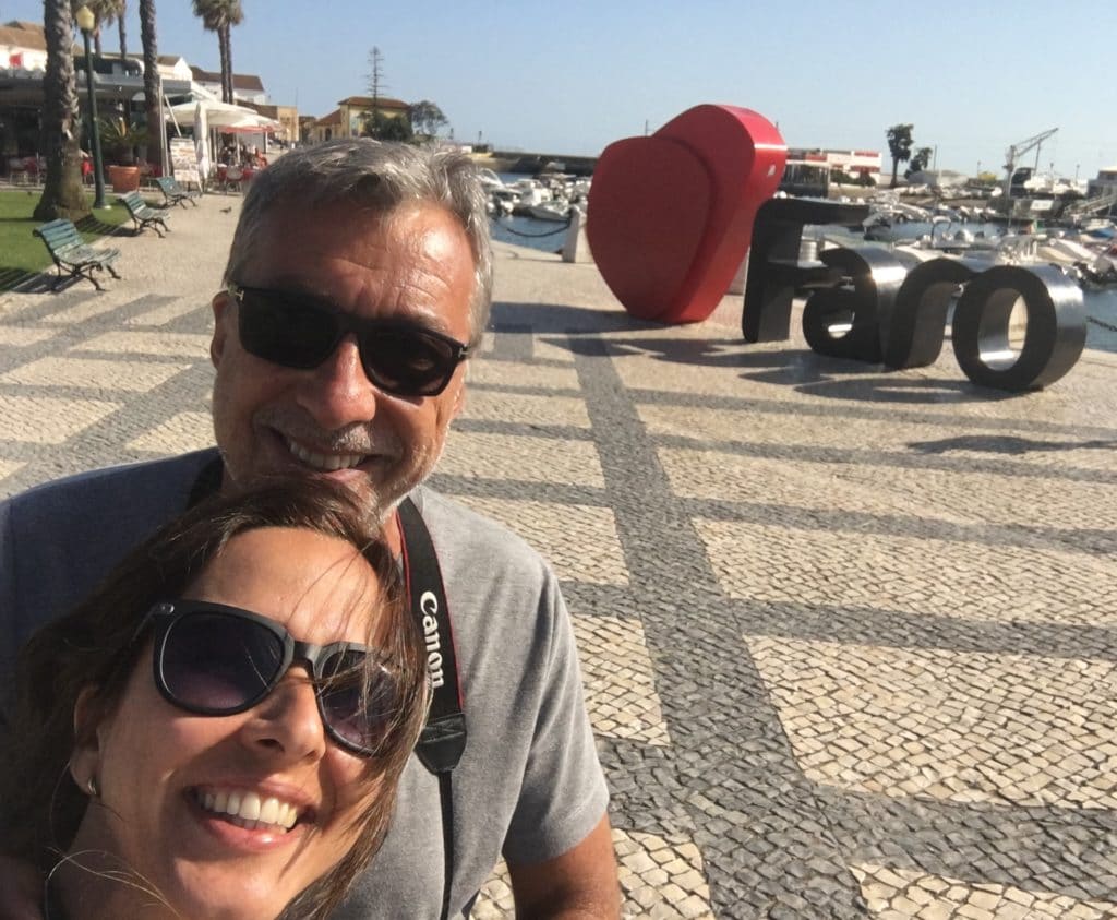 Casal no Centro de Faro o que fazer no Algarve