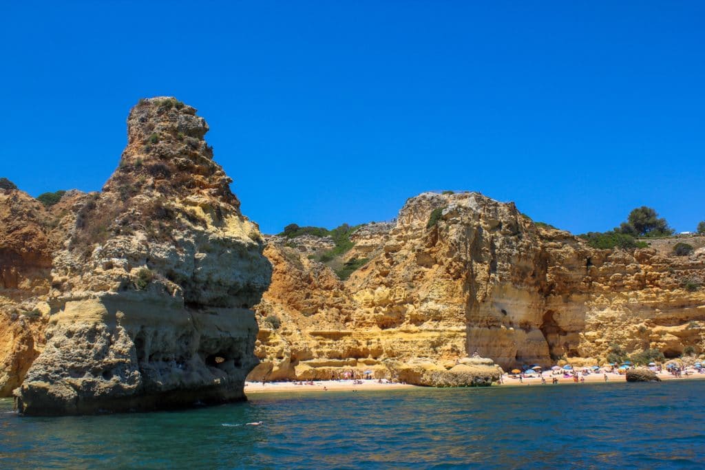 Praia da marinha no Algarve vista do mar