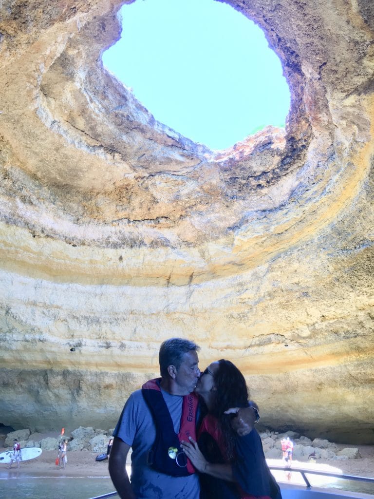 Casal beijando na gruta de Benagil