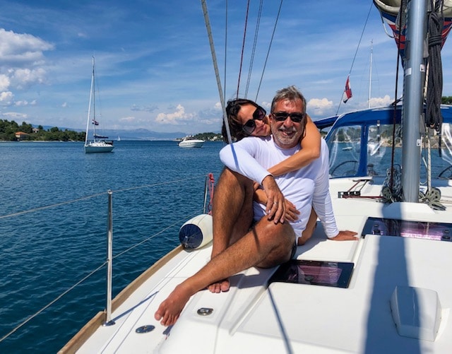 Casal sentado em veleiro na croácia