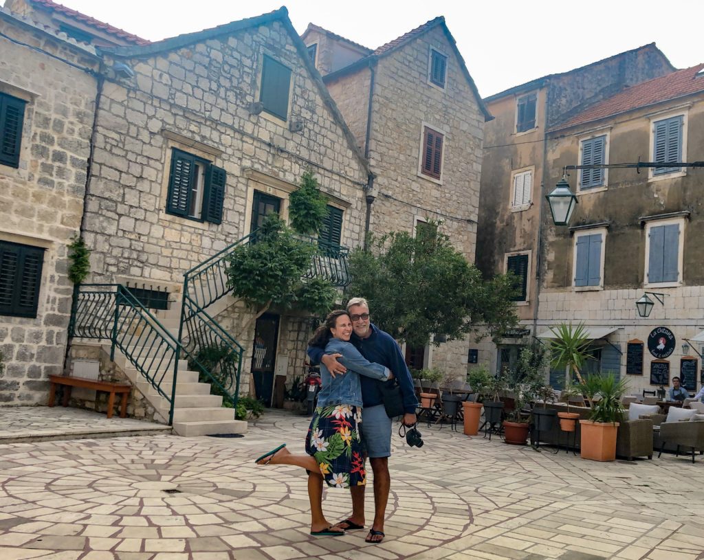 Casal abraçado em praça no centro de Stari Grad, na Croácia
