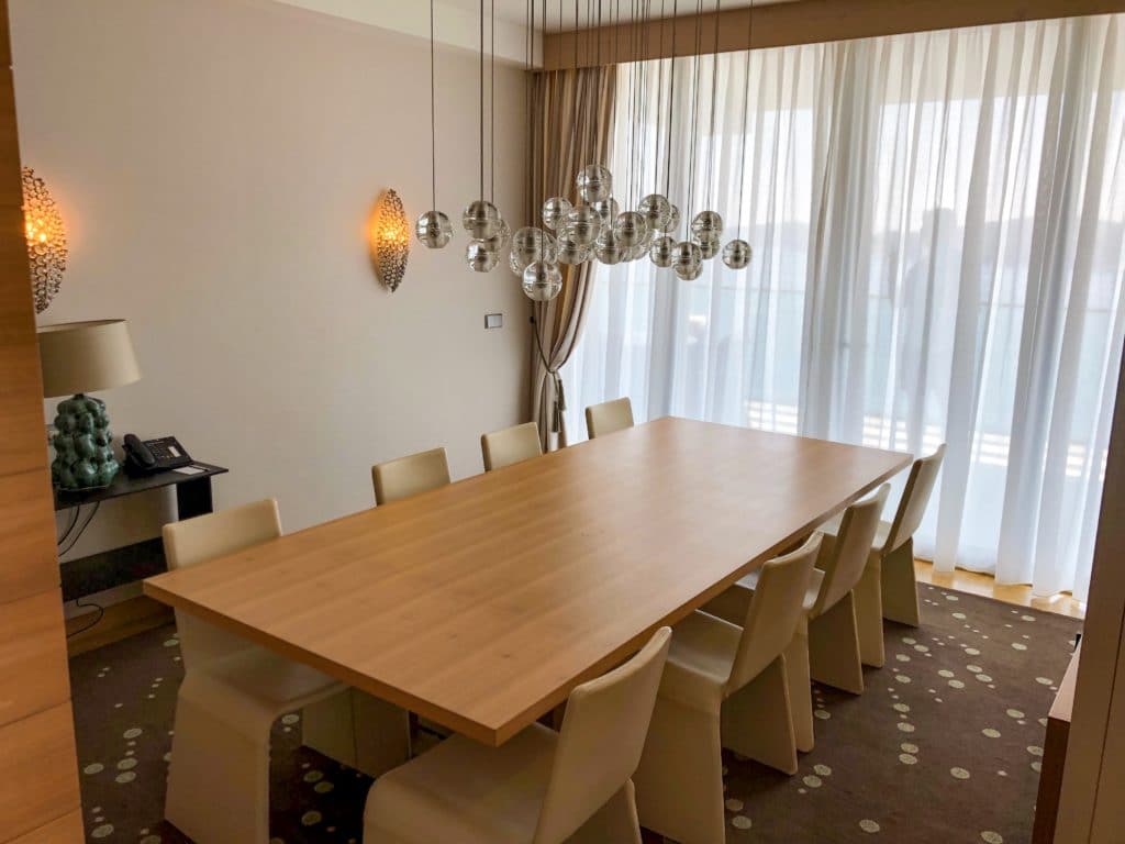 Mesa com 8 lugares do hotel Sun Gardens