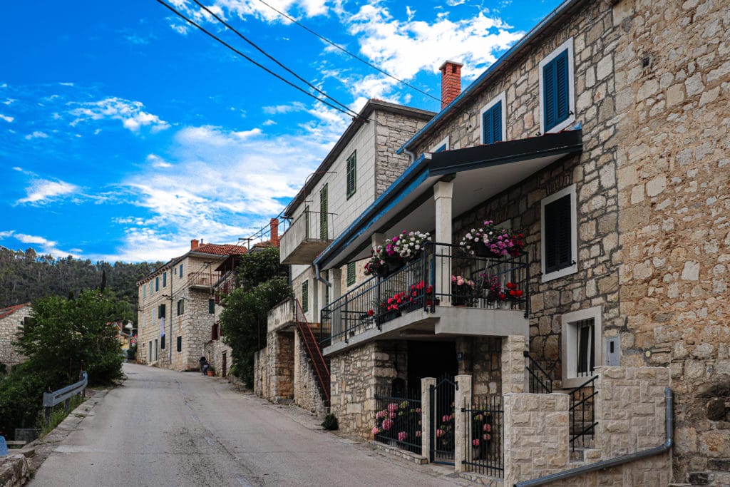 fachada de casa com flores na varanda
