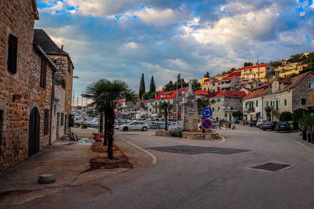 rua com casas de pedra na croácia