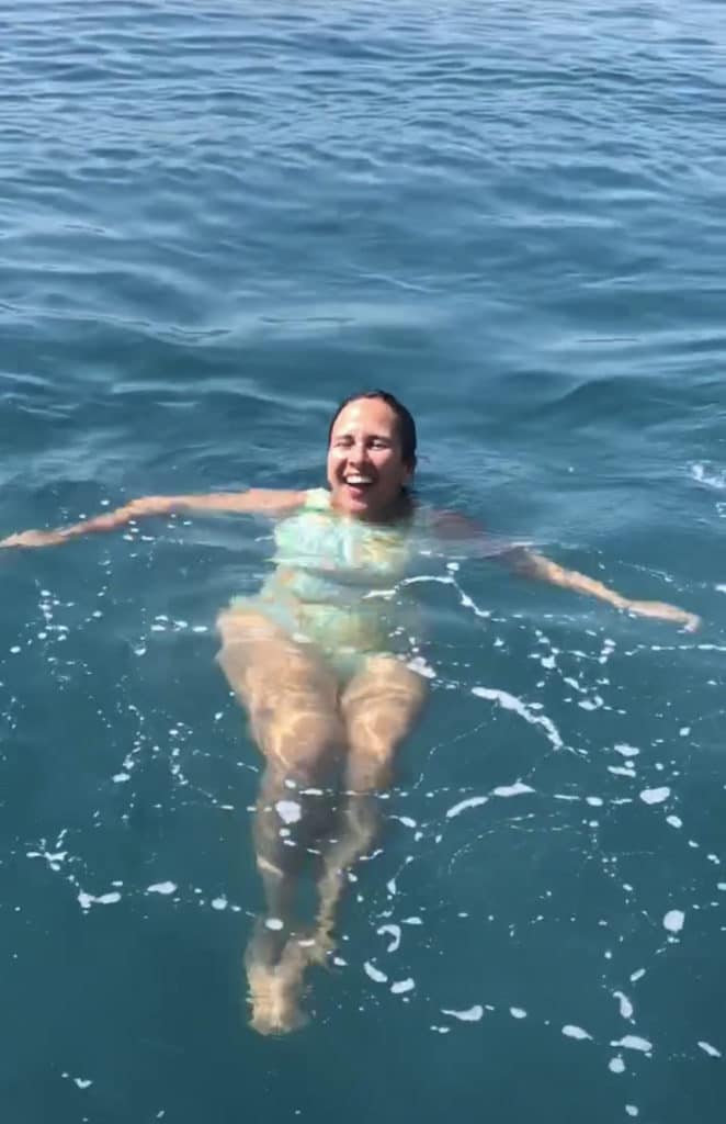Mulher mergulhando no mar da Croácia