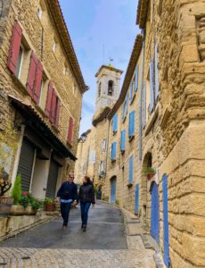 Casal caminhando por Châteauneuf-du-pape, região vinícola da França.
