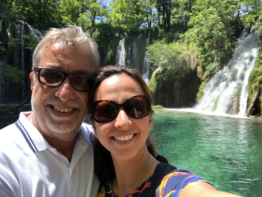 Casal Giramundo em cachoeira no Plitvice