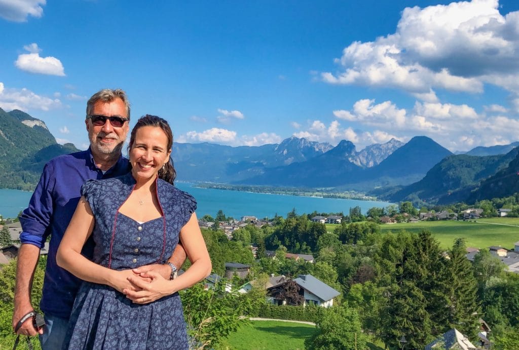 Casal se abraçando em montanha de Salzburgo