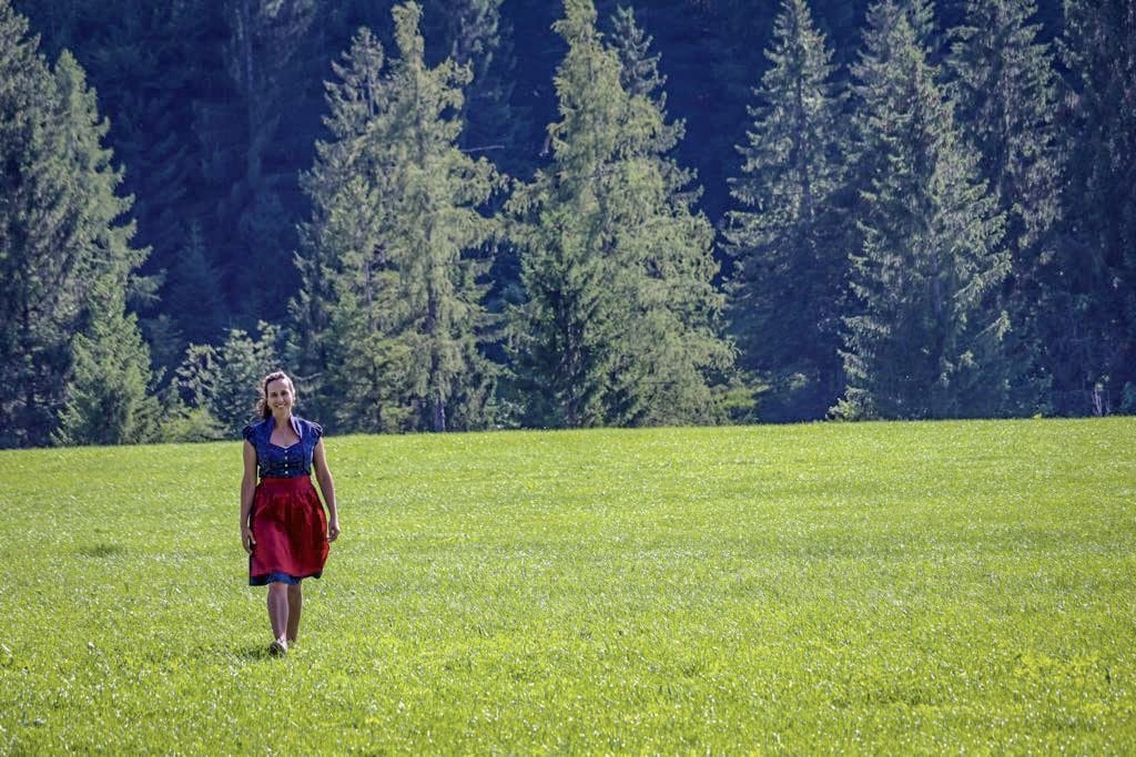 Mulher vestida de camponesa em montanha em Salzburgo