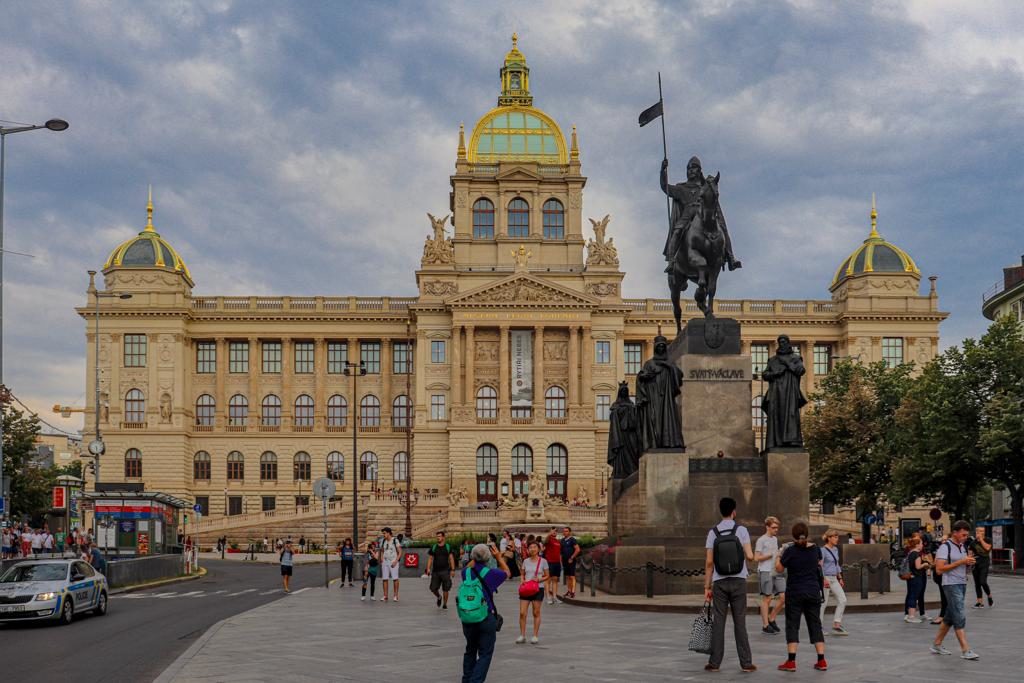Estátua de Venceslau e pessoas fotografando em Praga