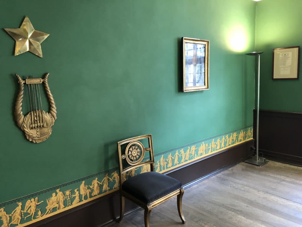 sala com parede verde e cadeira na casa de goethe
