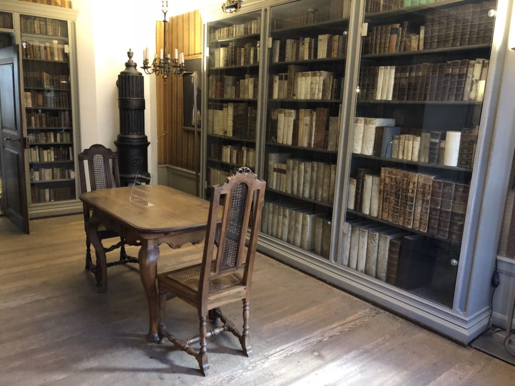 mesa e cadeira na casa de goethe