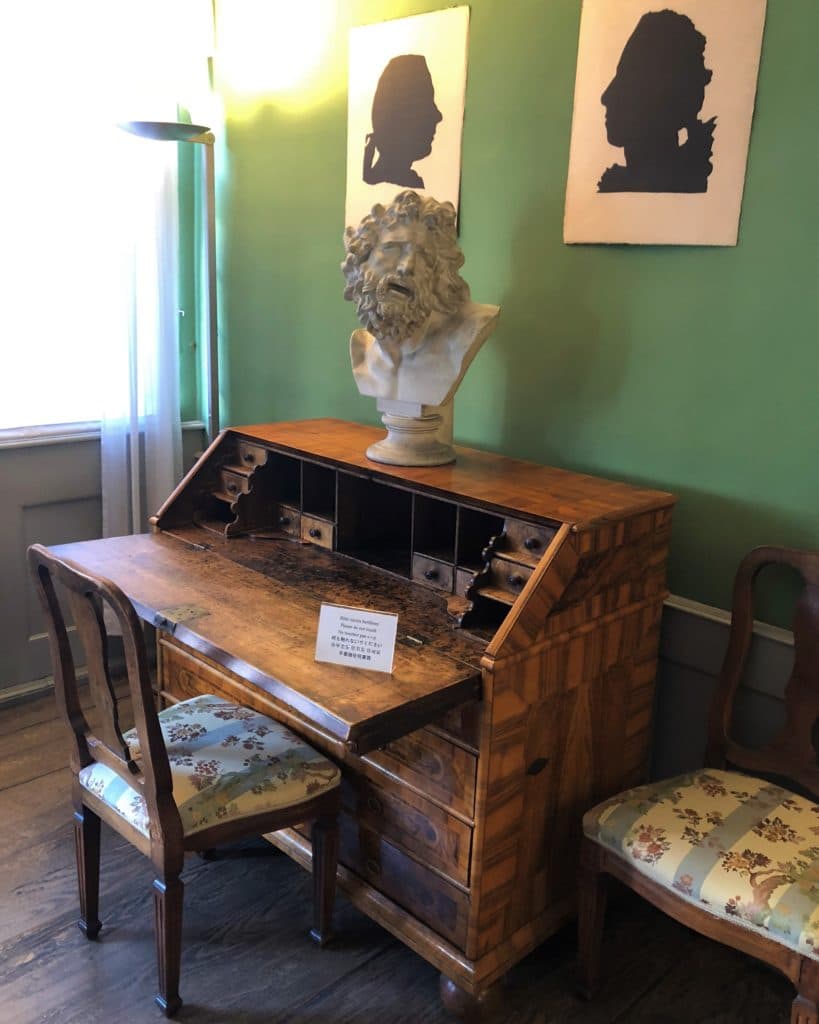 mesa de cabeceira e cadeira na casa de Ghethe