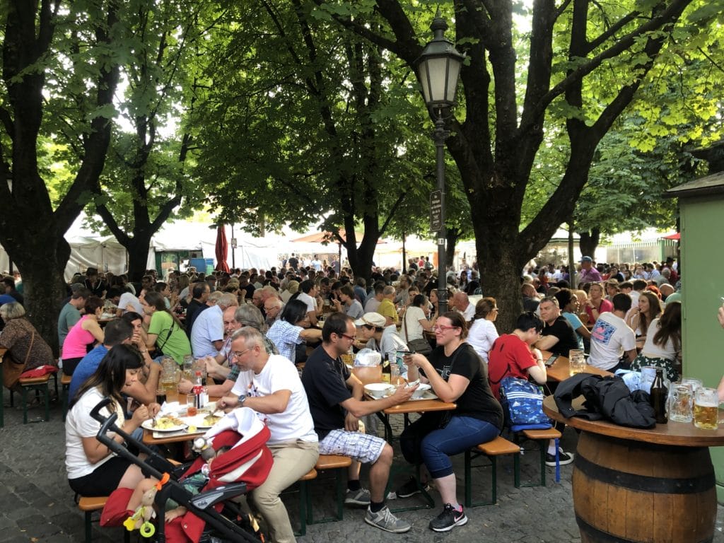Biergarten no Englischer Garten - Munique - Alemanha