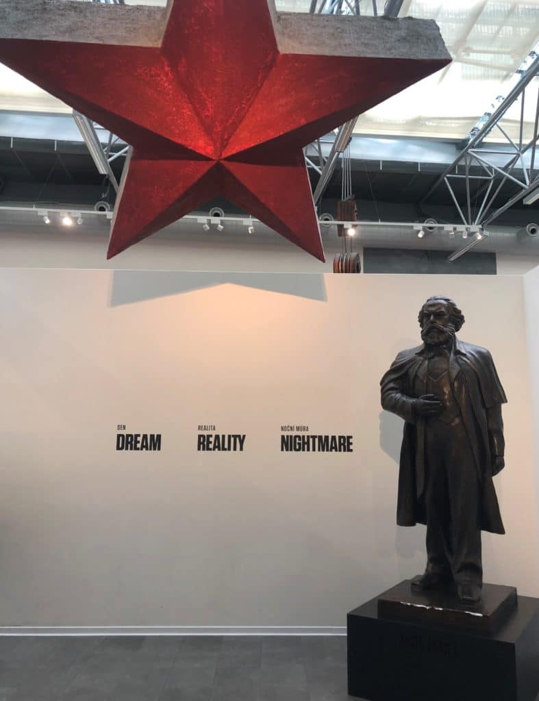 Entrada do museu do comunismo com estátua de Karl Marxs em Praga