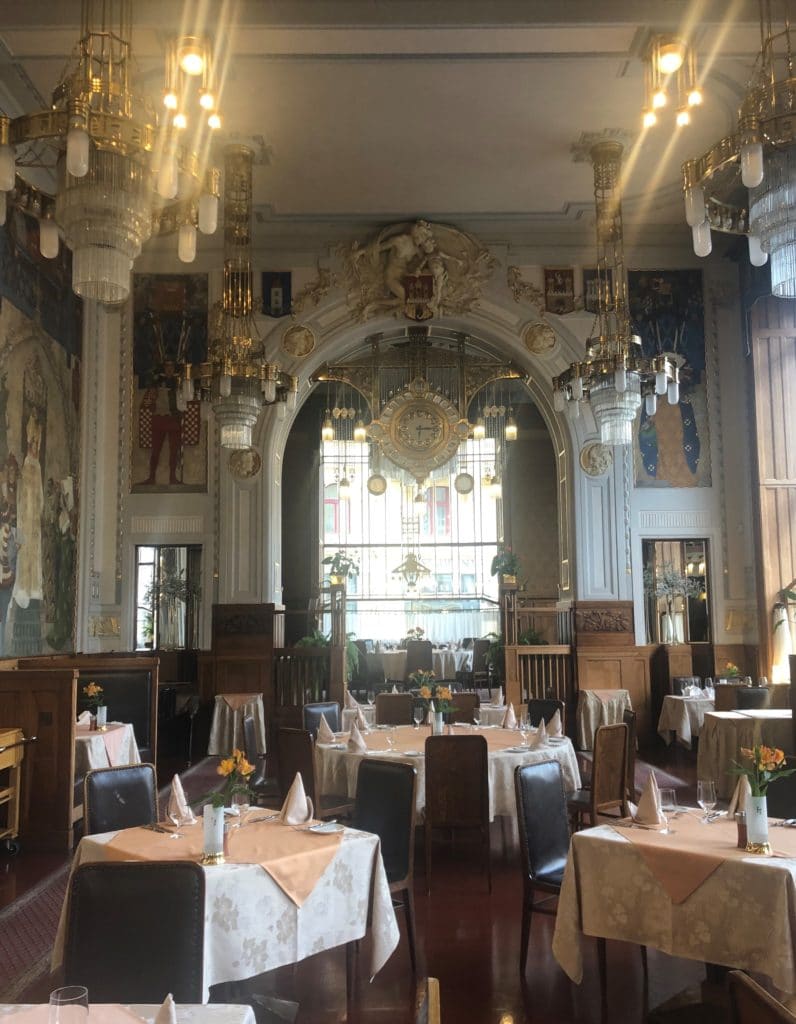 Mesas e cadeiras de restaurante em Praga