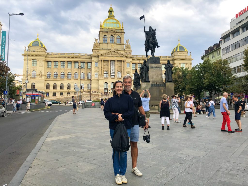 Casal se abraçando na praça Venceslau, em Praga