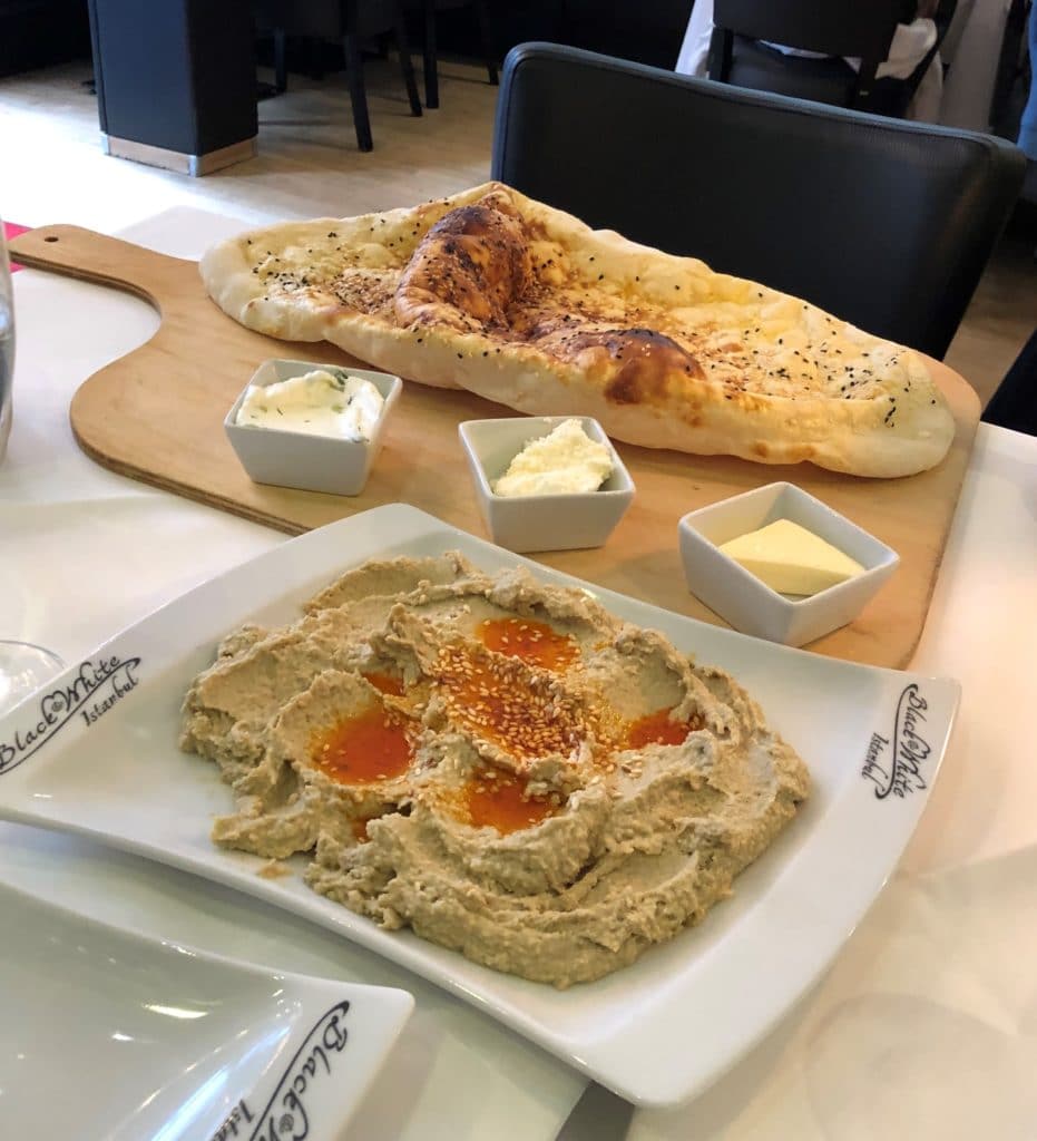 Pão sírio e hummus no Black & White restaurante turco em Berlim
