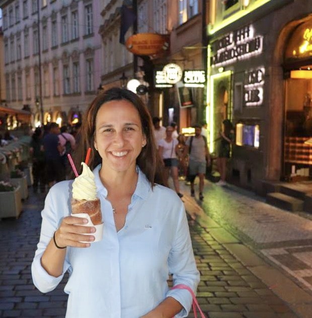 Mulher com sobremesa de sorvete na mão em Praga