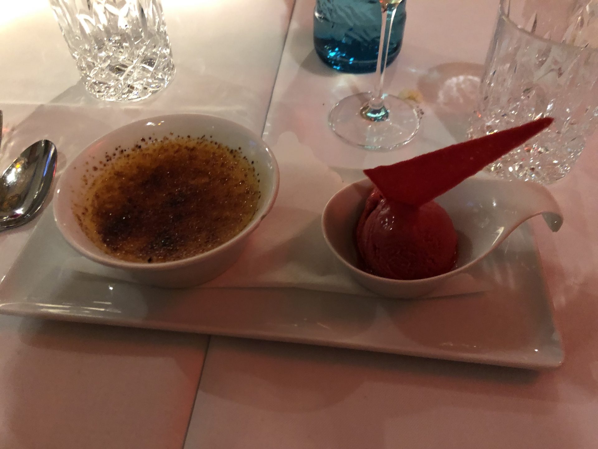 Sobremesa no restaurante The Grand em Berlin