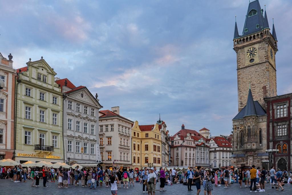 Praça com prédios antigos e muitas pessoas em Old Town em Praga