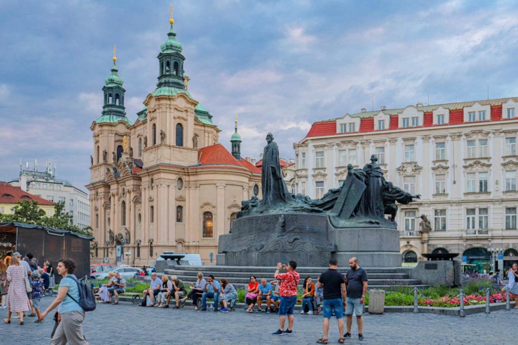 Estátua de John Locke na Old Town em Praga