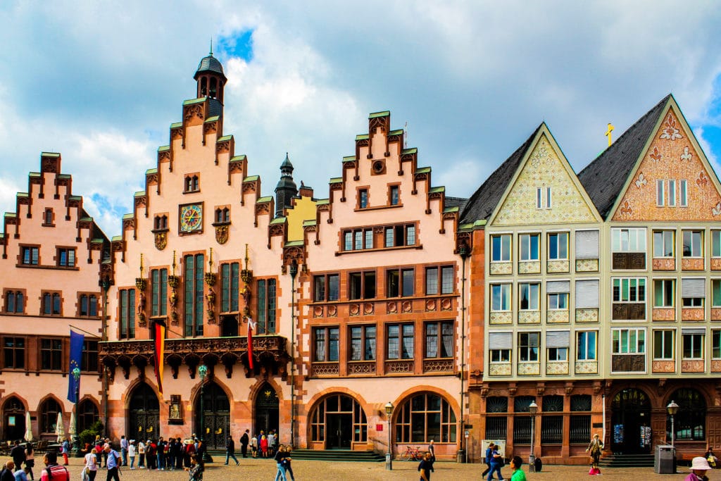 Praça central de Frankfurt com prédios de arquitetura enxaimel
