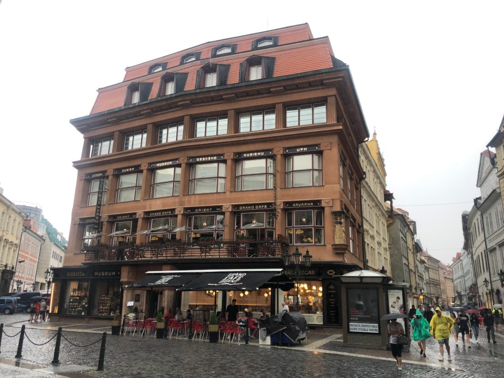 Prédio de arquitetura cubista em Praga