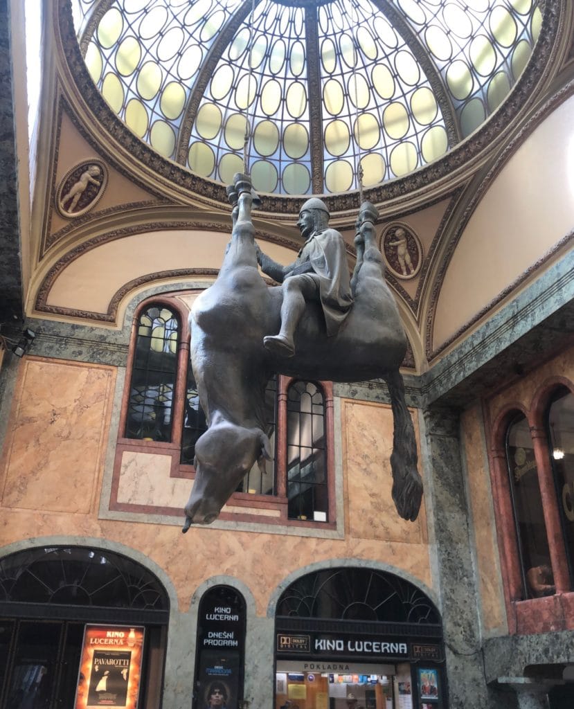 Estátua do cavalo de cabeça para baixo de artista David Cerný
