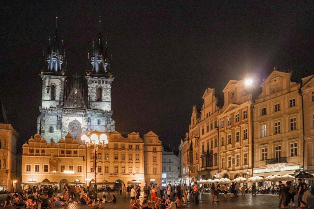 Foto de praça Old Town à noite em Praga