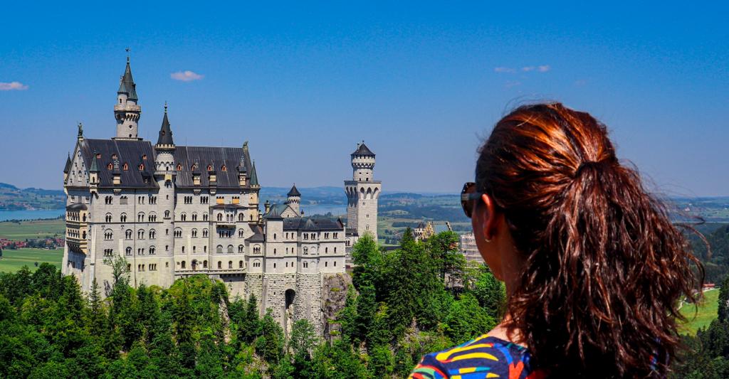 Mulher olhando para o castelo de Neuschwanstein