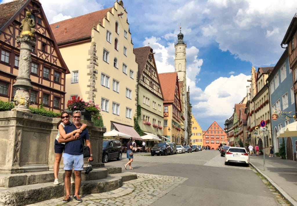 Casal se abraçando em Rothenburg Ob Der Tauber