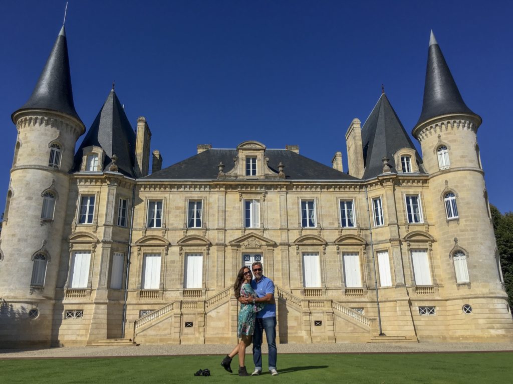 Casal em frente a um castelo, uma vinícola de Bordeaux