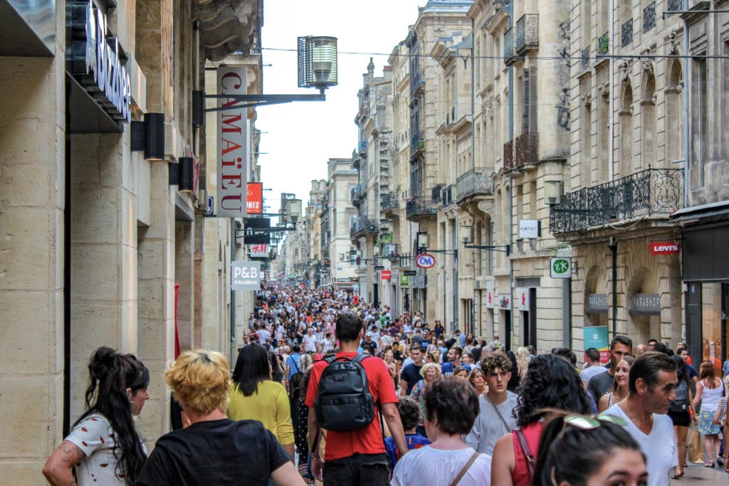 Rua de Bordeaux lotada de pessoas caminhando