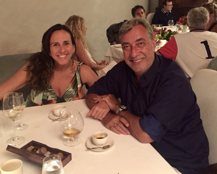 Casal sentado em mesa de restaurante Rust en Wrede em Stellenbosch