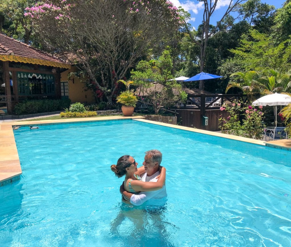 casal se abraçando na piscina do hotel com hidro e piscina em Teresópolis