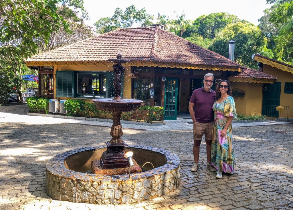 chafariz e casal se abraçando em frente ao restaurante do hotel com hidro e piscina em Teresópolis