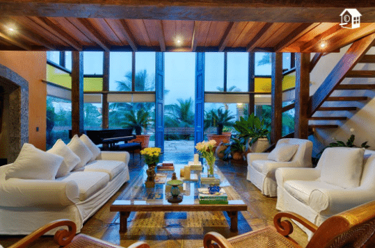 sala de estar com sofás brancos de mansão de novela