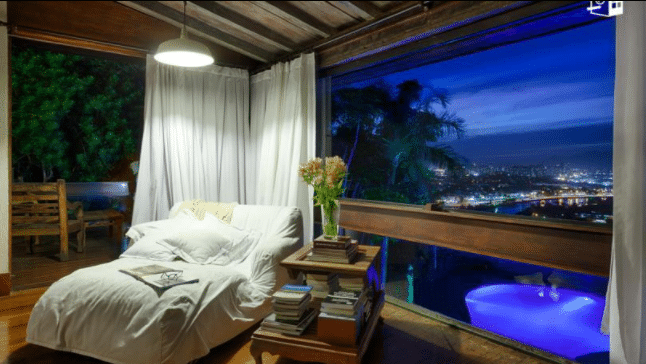 quarto com poltrona e vista para o mar de mansão de novela