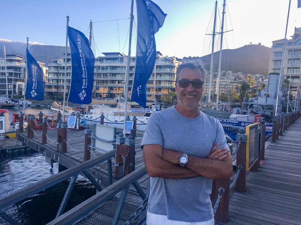 Homem sorrindo no Waterfront em Cape Town