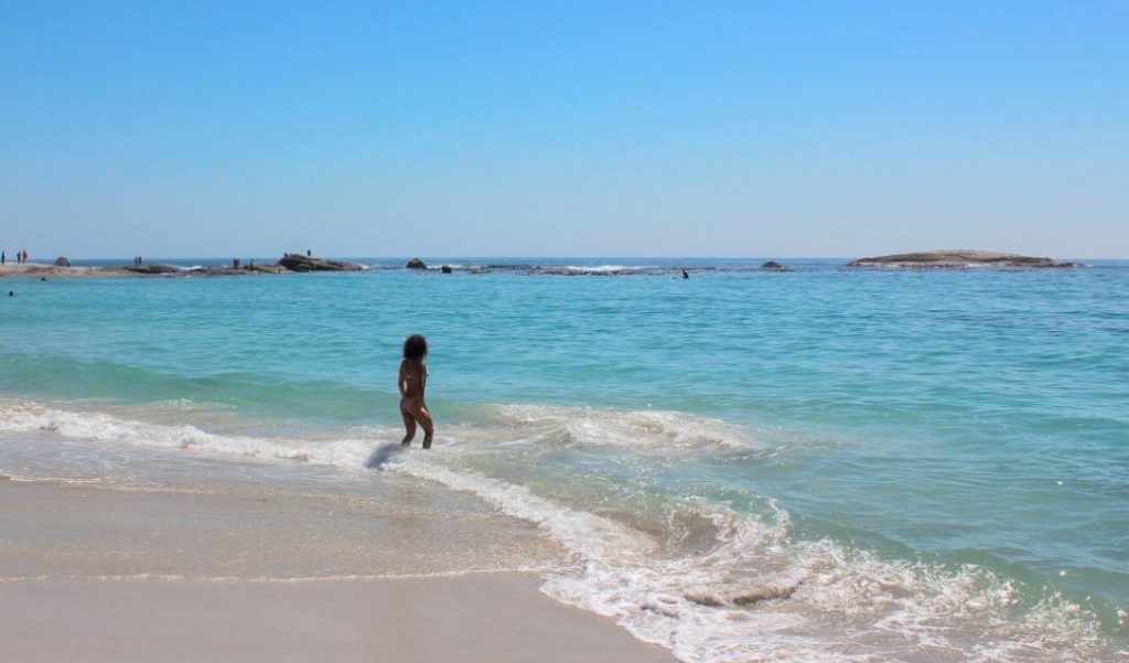 Mulher entrando no mar em Cape Town