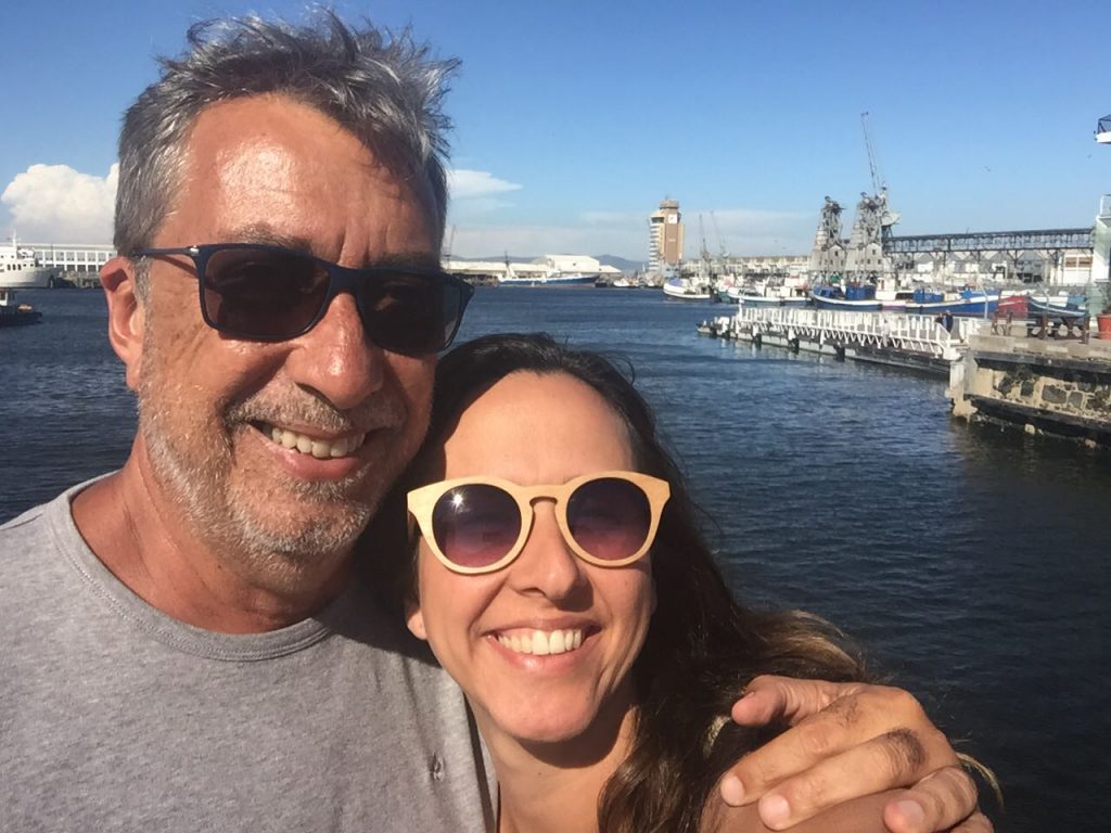 Casal sorrindo se abraçando no Waterfront em Cape Town