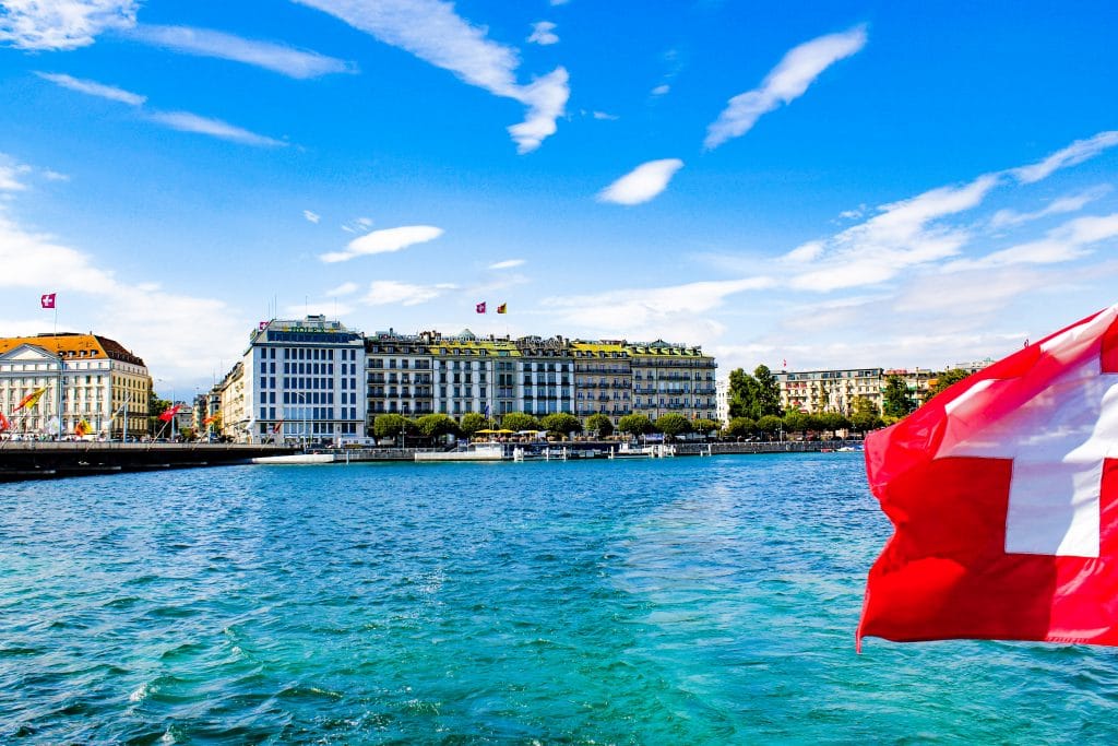 Lago Léman e fachada de prédios ao fundo em Genebra