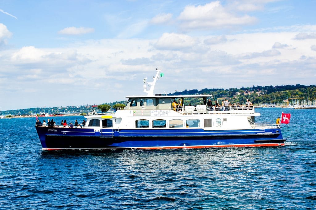 Barco navegando pelo Lago Léman