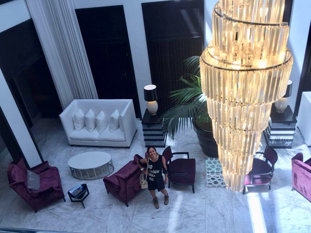Mulher em recepção de hotel em Cape Town